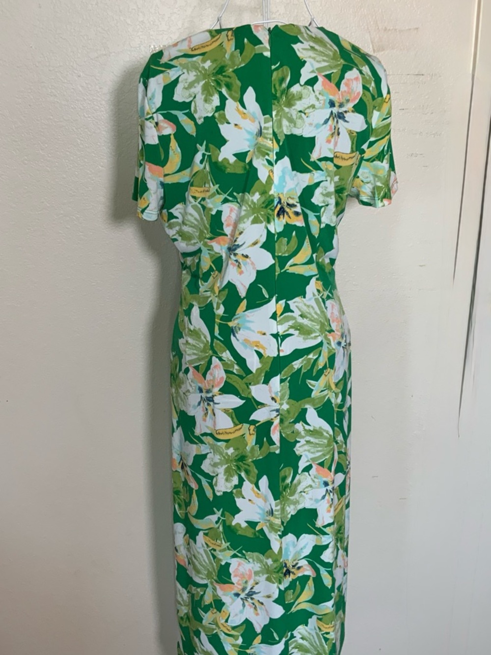 Maggy London Green Floral Ruched V‑Neck Midi Dress - Picture 4 of 9